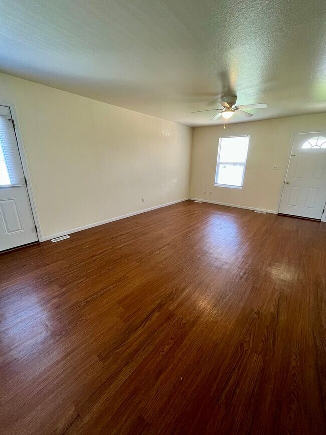 Building Photo - All Inclusive Duplex | 4 Bed | 2.5 Bath