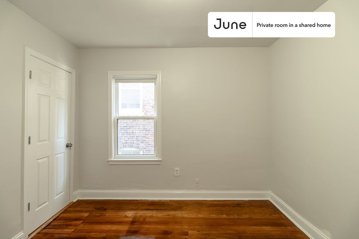 Foto principal - Private bedroom in 4 bed/1 bath Home