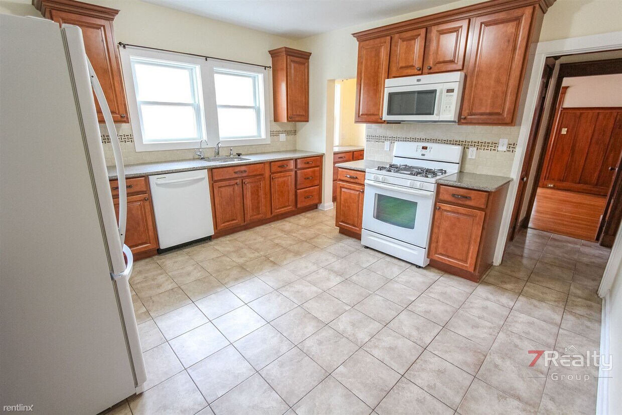 Primary Photo - 5 br, 2 bath Apartment - 24 Chester Rd