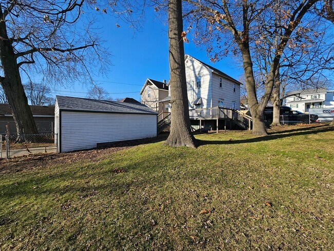 Building Photo - 3 bed, 1 bath, Mishawaka. Fenced Yard. Gar...
