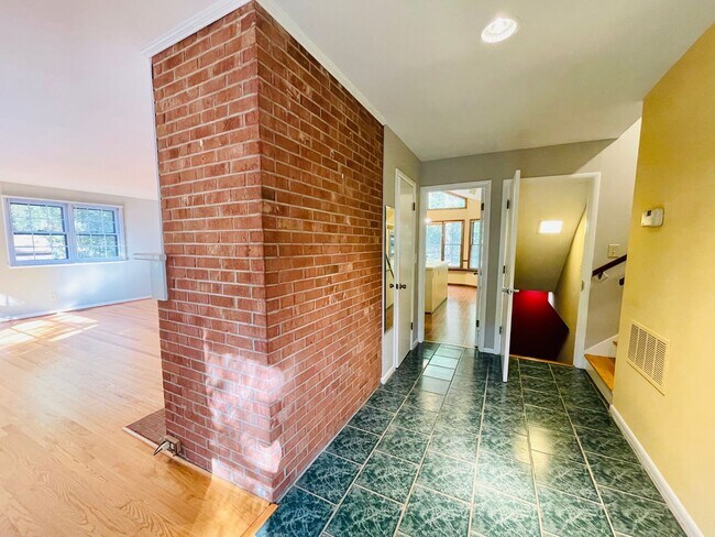 Building Photo - Wonderful 5 bedroom house with a walk out ...