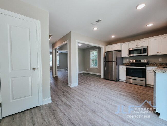 Building Photo - 3 Bed/2.5 Bath Townhome in Kannapolis!