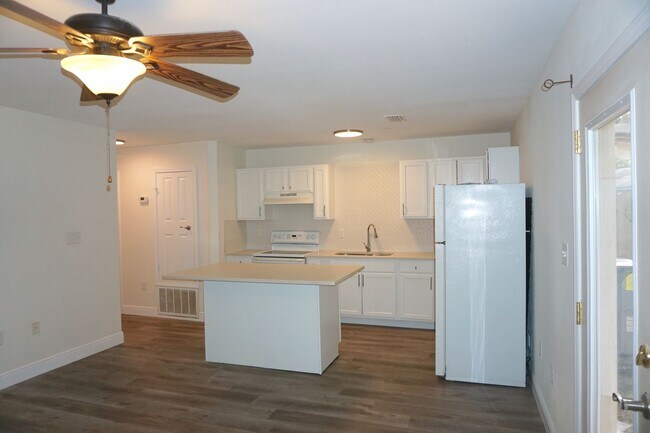 Building Photo - Two Bedroom Townhome in FWB