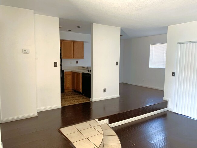 Building Photo - A SPACIOUS 1 BEDROOM 1 BATH APARTMENT IN A...