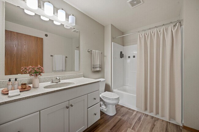 Foto del interior - Maple Creek Associates, LLC