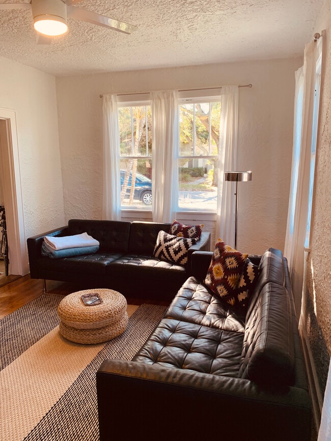 living room - 411 SW 19th St