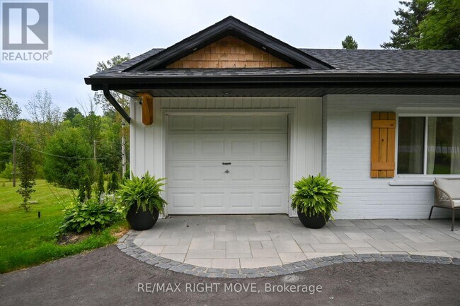 Building Photo - 4287 Huronia Rd