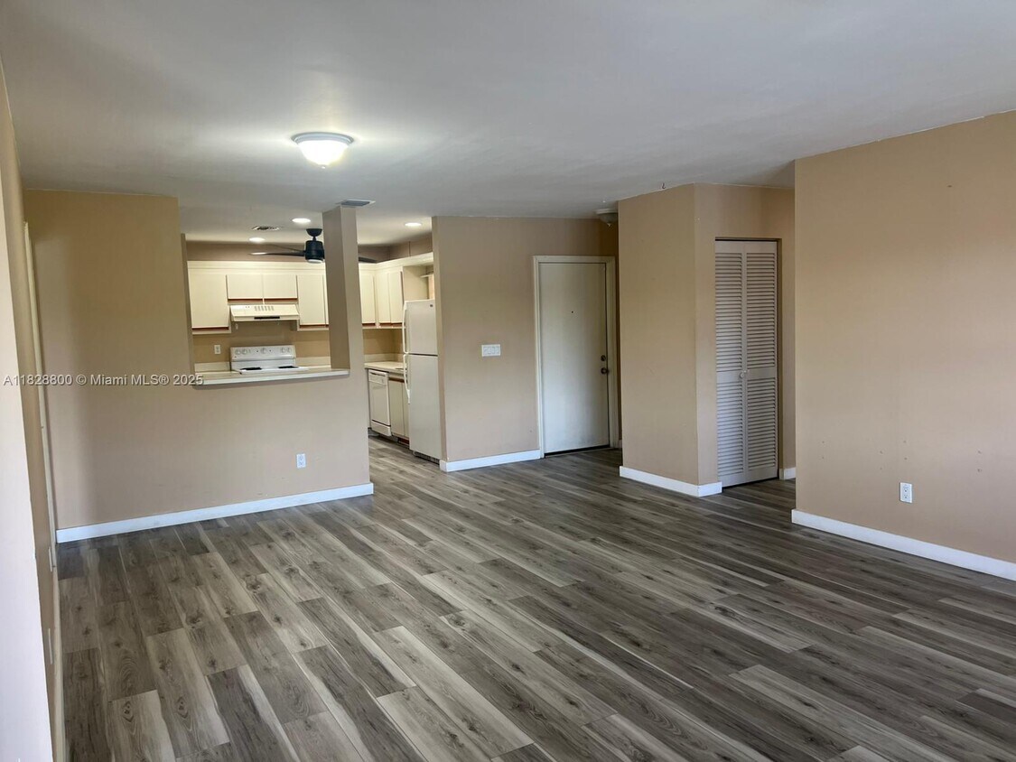 Foto principal - 3655 NW 94th Ave