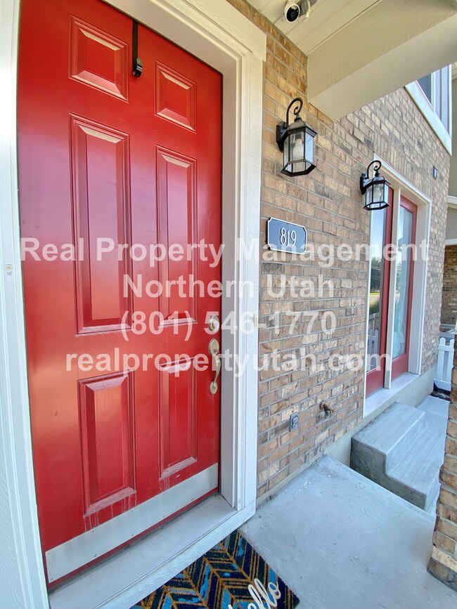 Foto del edificio - 3 Bed 3.5 Bath Layton Townhome Coming Soon!