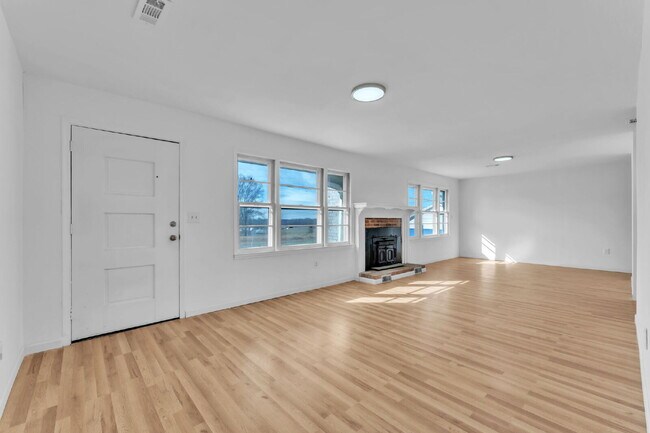 Foto del edificio - Spacious 3BR Ranch on Over Half an Acre in Seneca! $1,700/mo rent