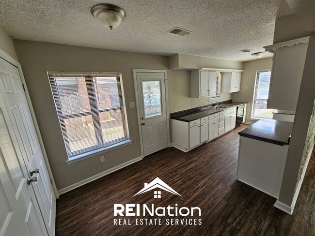 Building Photo - Move-In Ready 3BR Gem in Memphis - Cozy Fireplace, Tile Dining & Private Yard
