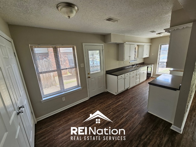 Foto del edificio - Move-In Ready 3BR Gem in Memphis - Cozy Fireplace, Tile Dining & Private Yard