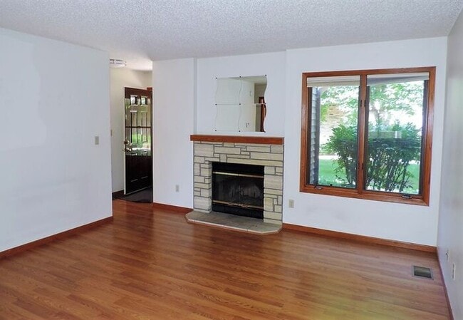 Building Photo - $1,225 | 2 Bedroom + Bonus Room, 1.5 Bathr...