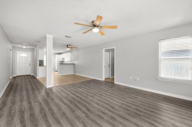 Foto del edificio - 648 Alysheba Dr