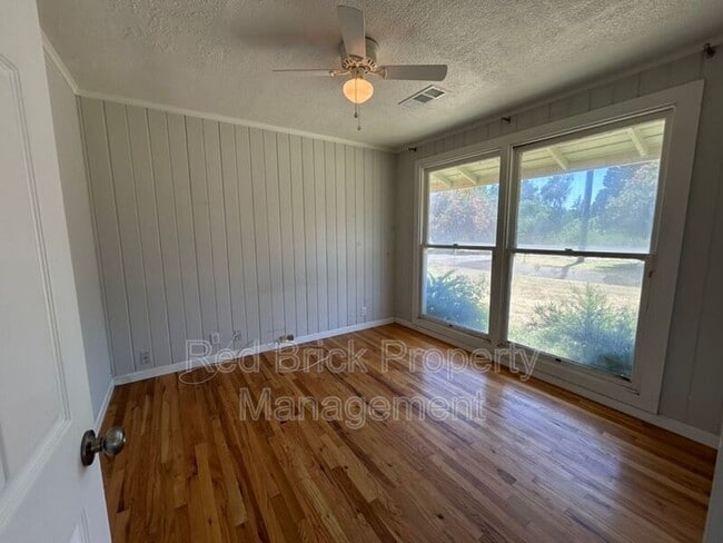 Foto del edificio - 1101 E North Bear Creek Dr