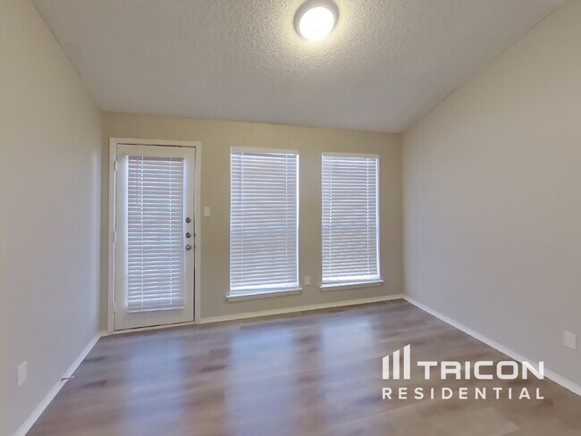 Building Photo - 327 Moss Hill Drive Arlington TX