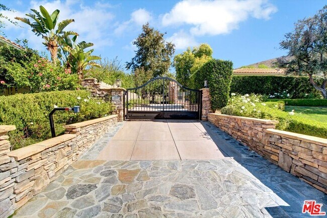 Building Photo - 2860 Dewdrop Pl