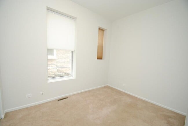 Building Photo - 2 bedroom in Chicago IL 60612