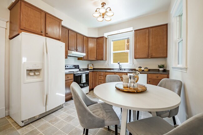 Building Photo - Charming, Spacious 5-Bedroom Home in York ...