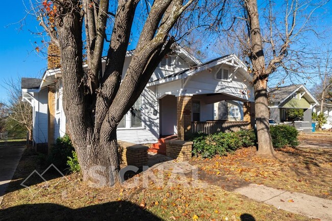 Building Photo - 1738 Damon St