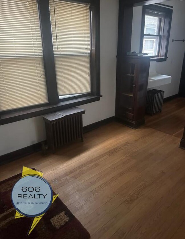 Building Photo - Beautiful Large Berwyn Apts on Wesley!