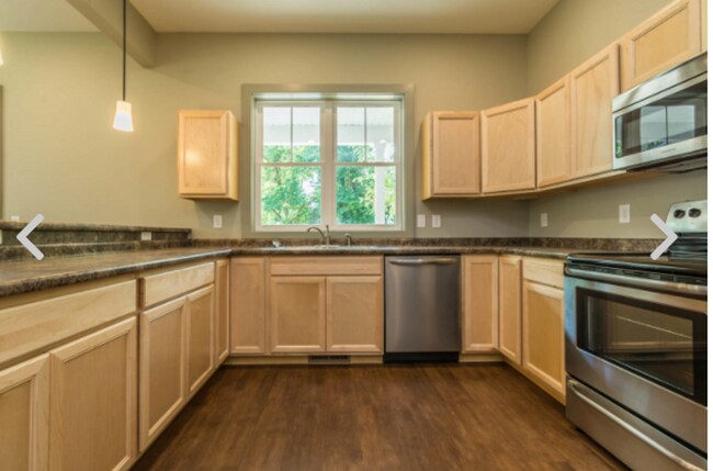 Foto del edificio - HUGE newly built 4 bed / 4.5 bath townhouse!