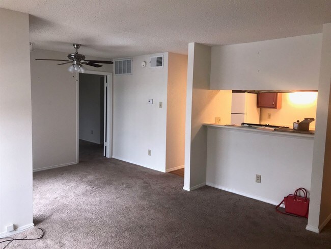 Building Photo - 18333 Roehampton Dr