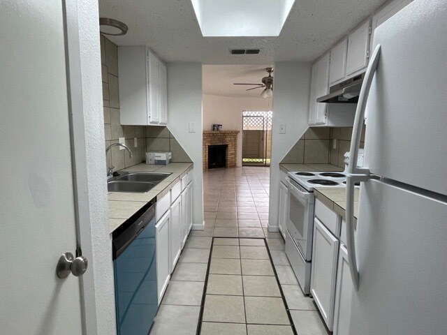 Foto del edificio - 2310 Capitan Dr