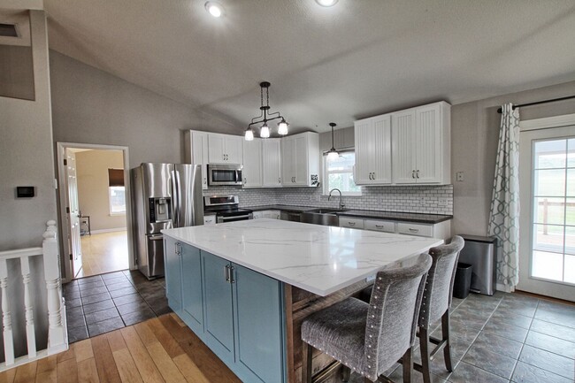 Building Photo - 5 bed 3 bath on 10 acres and barn and addi...