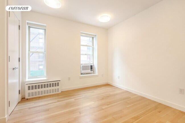 Foto del edificio - 215 W 10th St