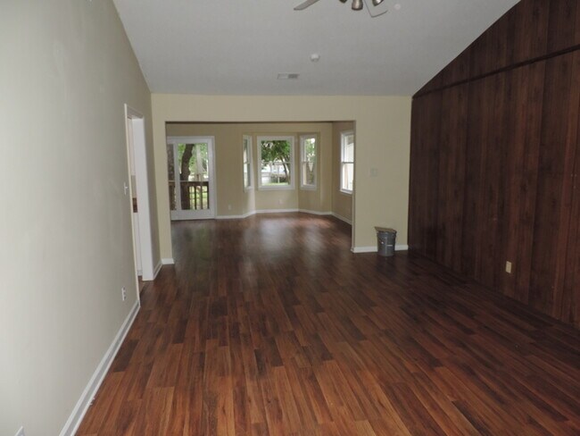 Foto del edificio - One story with 3 beds and 2 bath ranch hom...