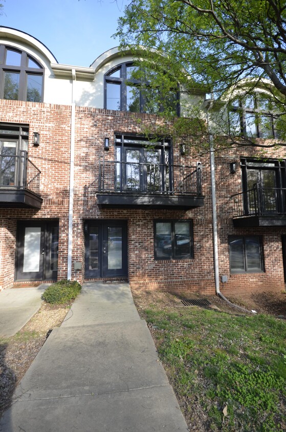 Primary Photo - 142 Moreland Ave SE