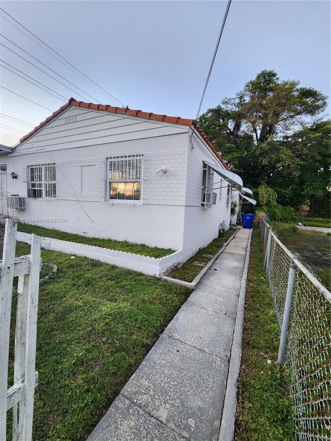 Foto del edificio - 405 NW 64th St