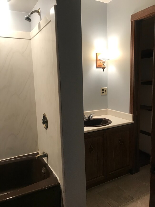 Building Photo - Renovated 2bed, 1bath single family house ...