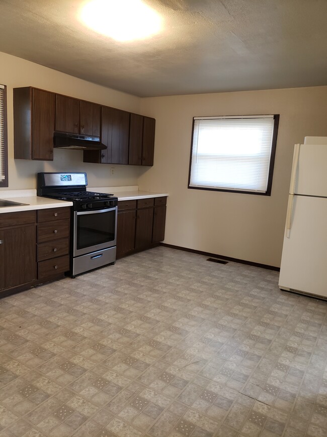Kitchen, Oven and Fridge provided. - 707 N Washington St