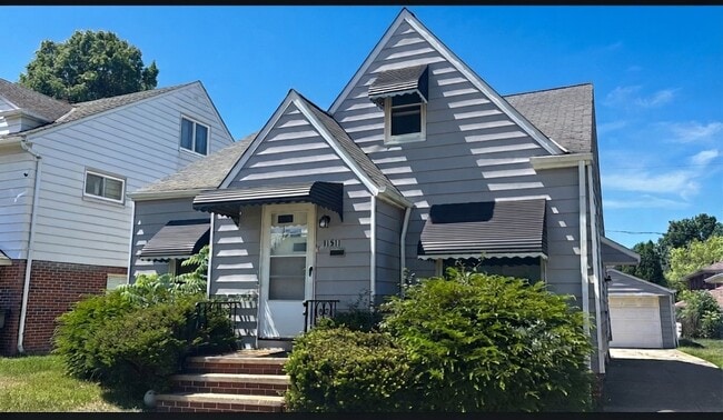 Photo - 11511 Bradwell Rd (Garfield Heights, OH) House