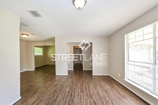 Foto del edificio - REDUCED! - Charming 3 Bedroom in Houston!