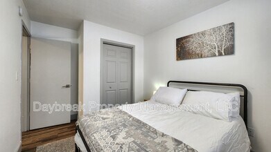 Building Photo - 525 7th Ave E