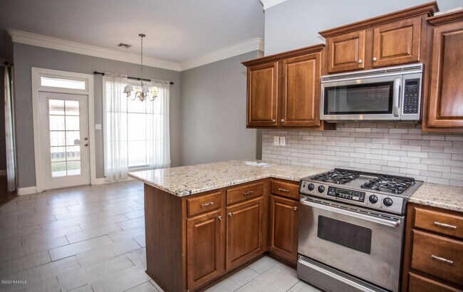 Building Photo - 1003 Southlake Cir