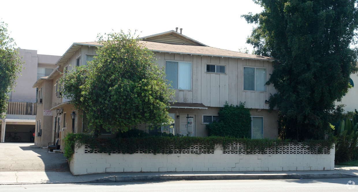 Primary Photo - 4550 Hazeltine Ave