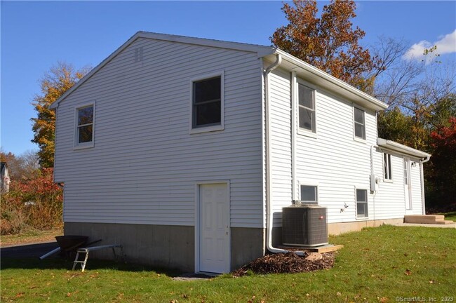 Foto del edificio - 241 Pond Hill Rd