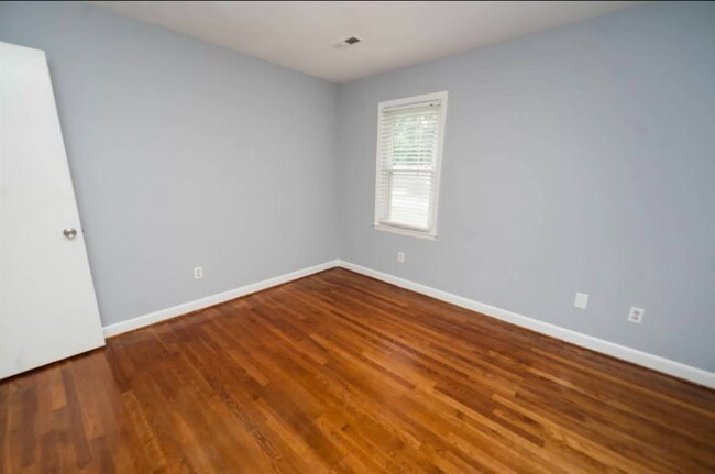 Building Photo - 219 Lakewood Dr