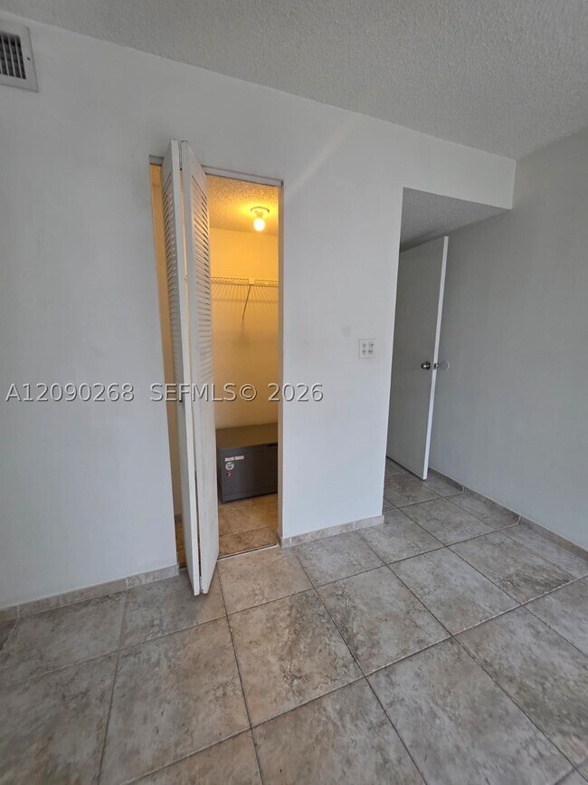 Foto del edificio - 16950 DixieB225 B-225