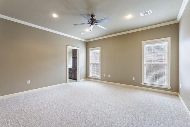 Building Photo - 1300 Edge Valley Dr N