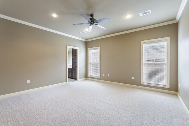 Foto del edificio - 1300 Edge Valley Dr N