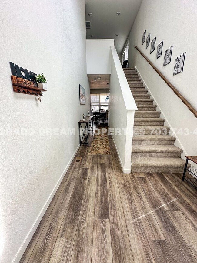 Building Photo - Luxurious fully-furnished home in Dove Vil...