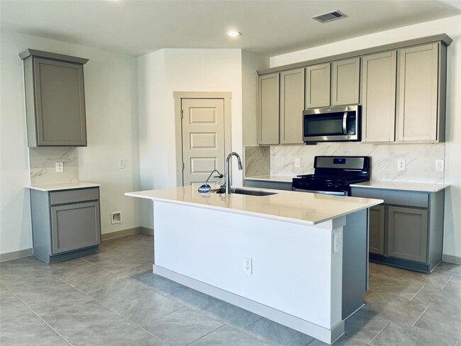 Building Photo - 3314 Silverton Dr