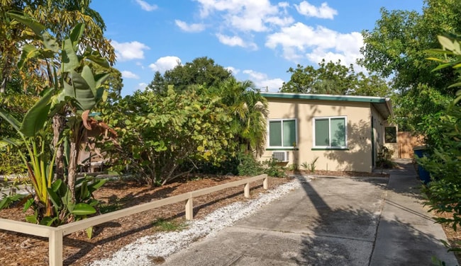 Building Photo - 533 Yelvington Ave