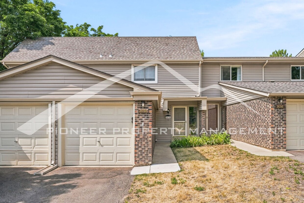 Charming Townhouse with Washer/Dryer and 1-Car Garage - Charming Townhouse with Washer/Dryer and 1-Car Garage