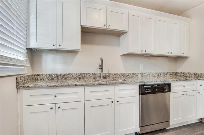 Building Photo - 2329 Meadowlane Dr SW